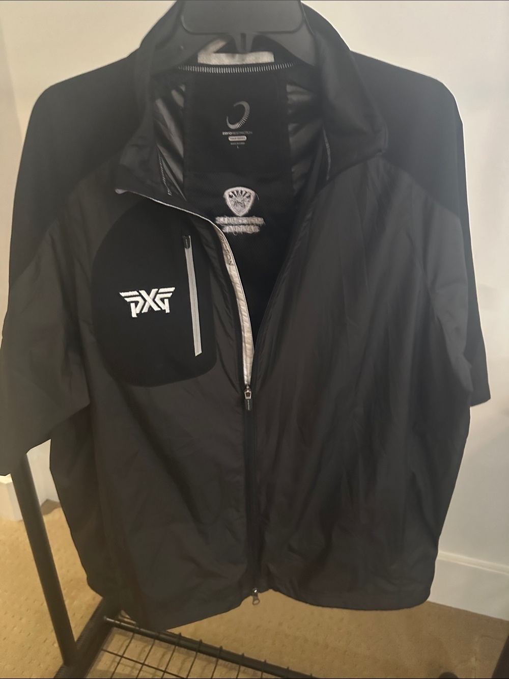 Men’s Zero Restriction short sleeve full zip wind jacket with pockets.